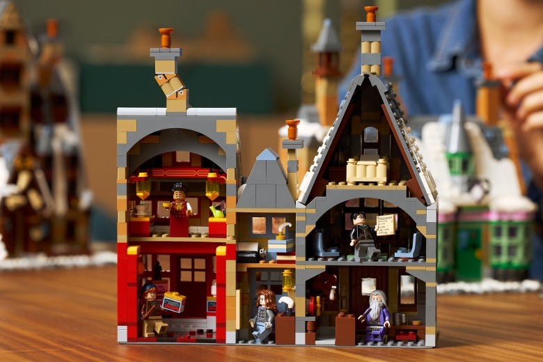 LEGO Harry Potter Hogsmeade back of shops