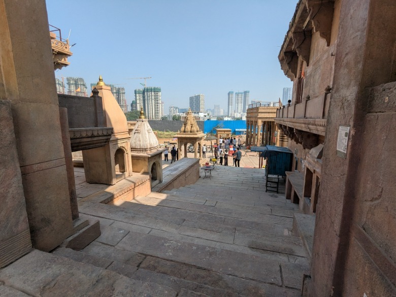 வாரணாசியின் செட்டில் தூரத்தில் கட்டப்பட்டு வரும் வானளாவிய கட்டிடங்களைக் காட்டும் சந்துப் பாதையில் இருந்து எடுக்கப்பட்ட காட்சி