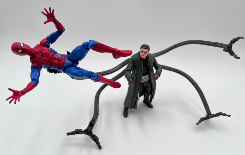 Marvel Legends Spider-Man: No Way Home Figura de acción de Doc Ock sosteniendo a Spider-Man