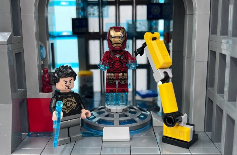 LEGO Avengers Tower Tony Stark lab and Iron Man suit