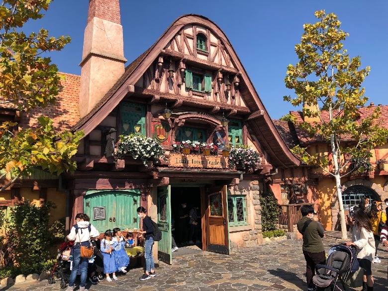Tokyo Disneyland Fantasyland Little Town Traders