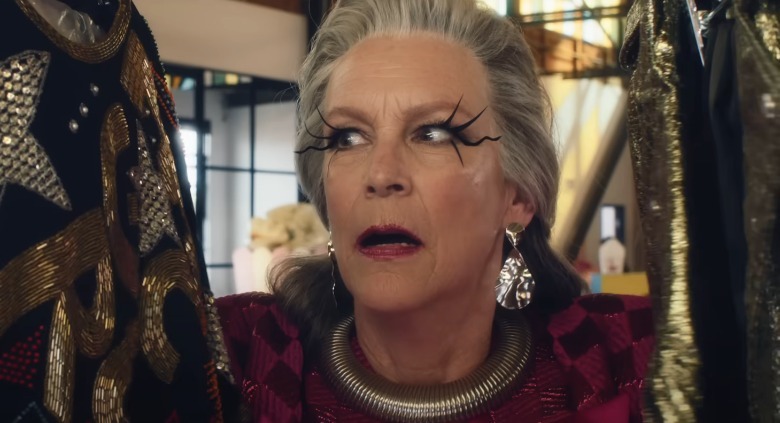 Tess (Jamie Lee Curtis) com cílios selvagens e guarda-roupa para uma sessão de fotos de alta moda na Freakier Friday