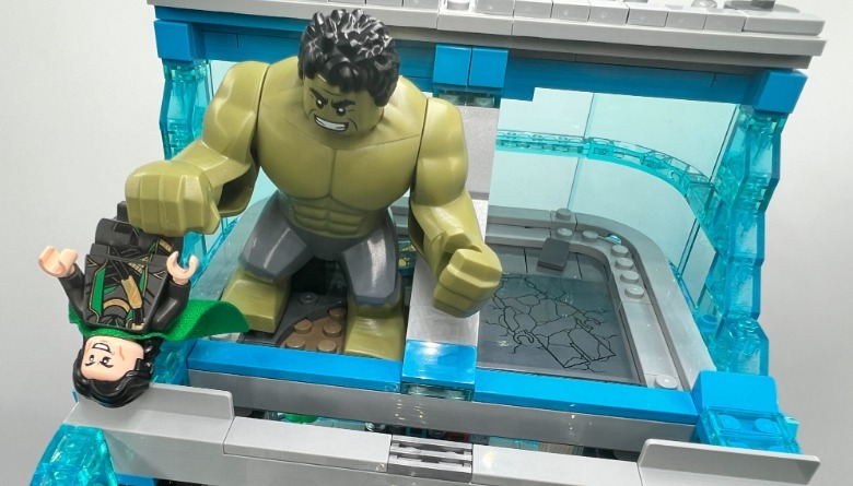 Torre LEGO Vengadores Hulk aplastando a Loki