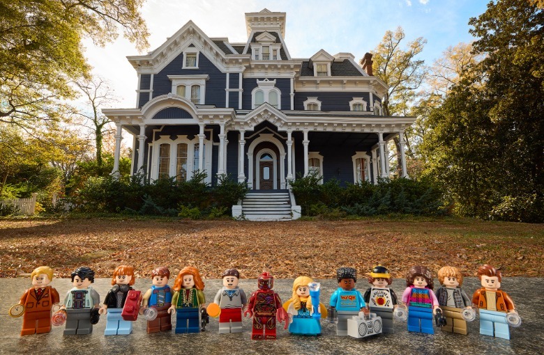 LEGO Stranger Things Creel House Minifigures in front of real Creel House