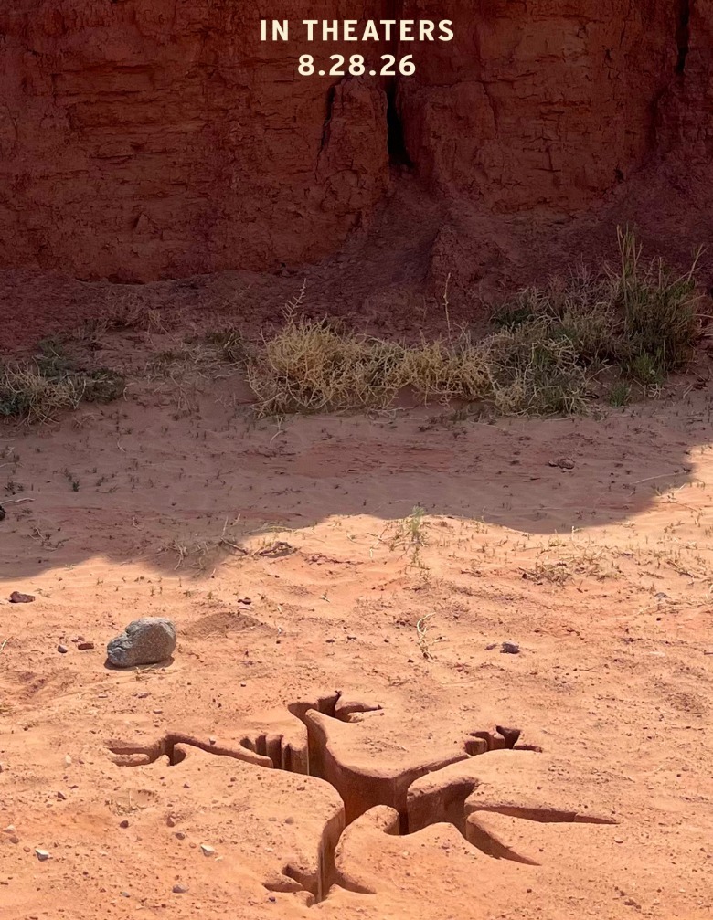 Un póster para Coyote vs. Acme que muestra una silueta de Wile E. Coyote en el suelo