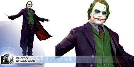 04_joker_statue.jpg