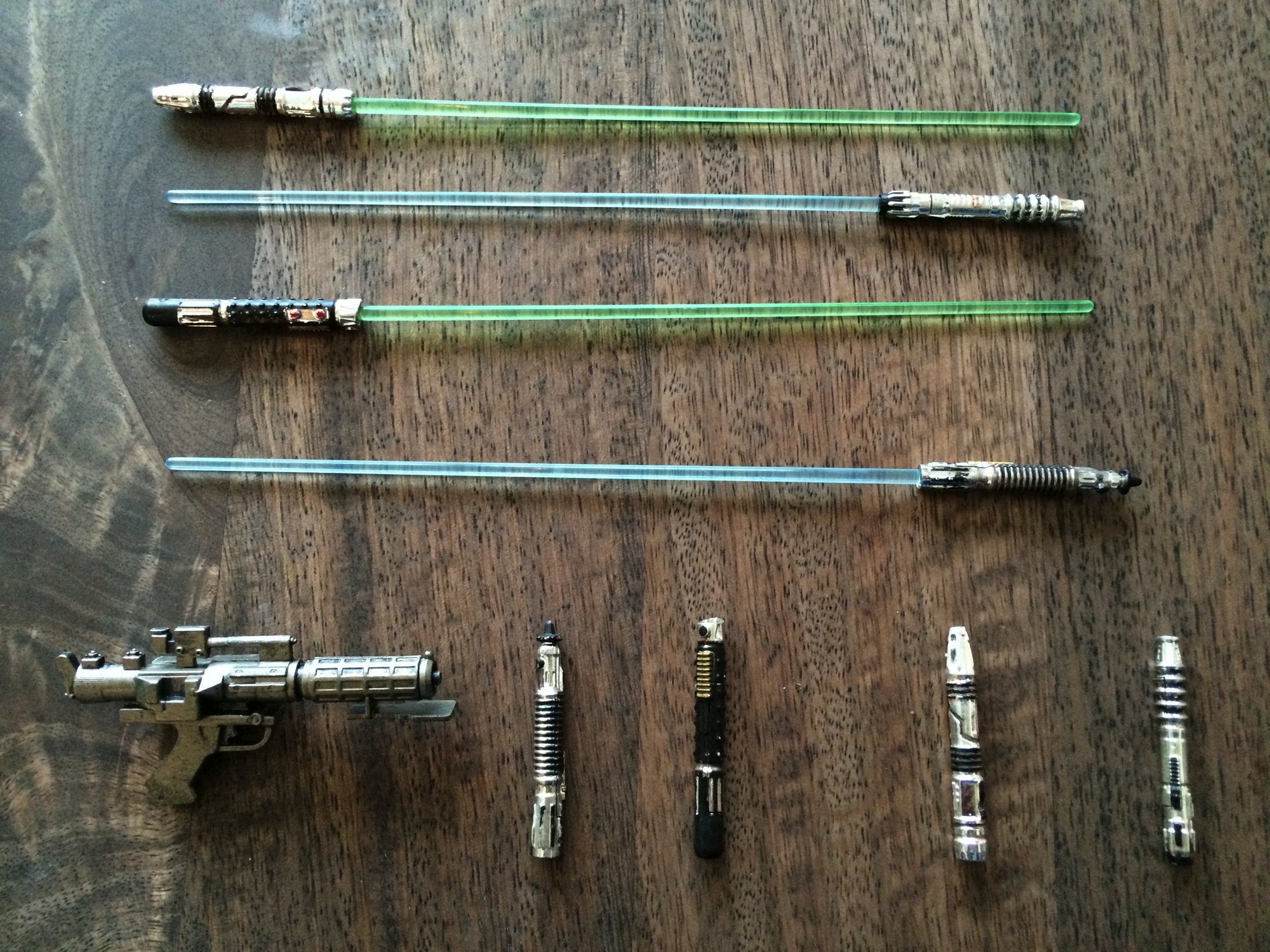 thumbnail image 2 of General Grievous Minifigure With Lightsabers And Display Stand – Unbranded Collectible 2 of 4
