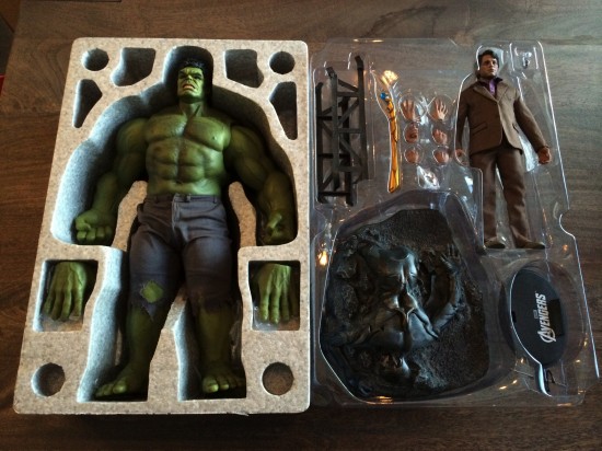 Hot Toys Bruce Banner and Hulk Sixth Scale Figure Set unboxed