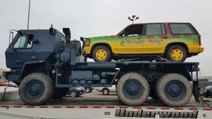 Jurassic World Fallen Kingdom Jeep set photo