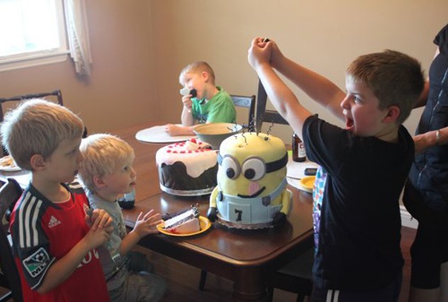 Despicable Me Minions cake stab