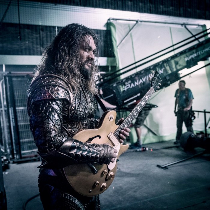 aquaman-justiceleague-set-guitar