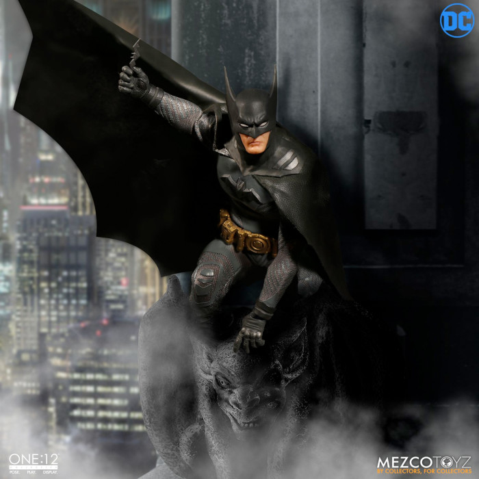 Batman Ascending Knight - Mezco Toyz
