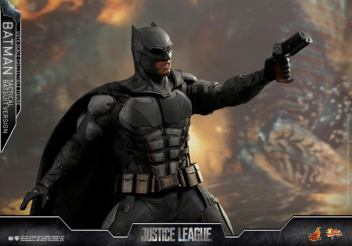 Justice League - Batman Tactical Suit - Hot Toys Figure
