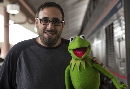 Peter Sciretta with Kermit on the set of Muppets Most Wanted