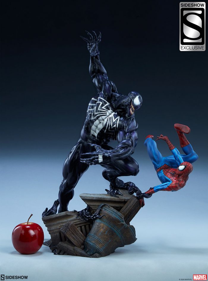 Spider-Man vs Venom Statue