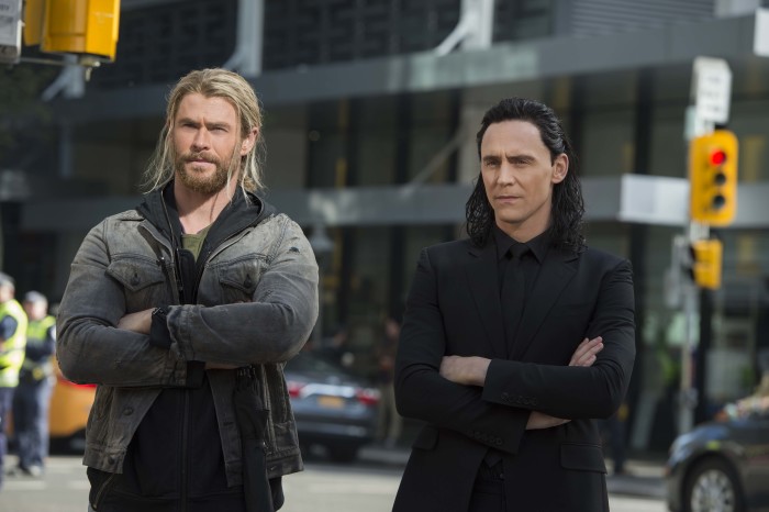 Marvel Studios Thor: Ragnarok..L to R: Thor (Chris Hemsworth) and Loki (Tom Hiddleston)..Photo: Jasin Boland..©Marvel Studios 2017