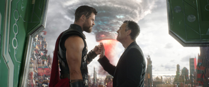 Marvel Studios' THOR: RAGNAROK..L to R: Thor (Chris Hemsworth) and Bruce Banner/Hulk (Mark Ruffalo)..Ph: Film Frame..©Marvel Studios 2017