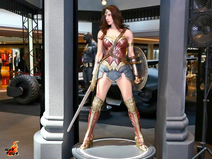 wonderwoman-bvs-statue-hottoys