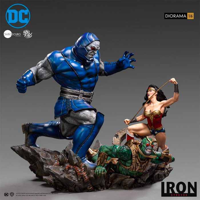 Wonder Woman vs Darkseid Statue