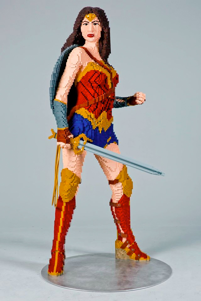 wonderwoman-lego-statue