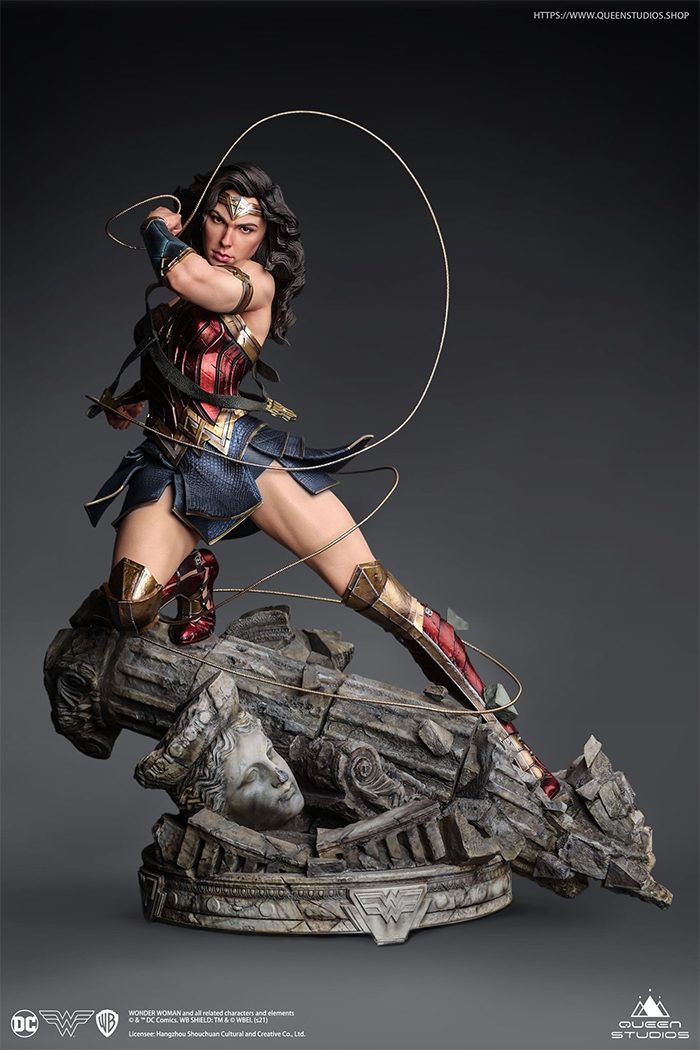 Wonder Woman Statue